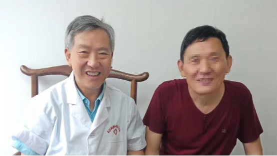 向贤德教授与康复患者留影