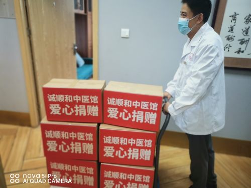 10000份【新冠变异病毒预防中药包】正在工作人员的加班加点中火速发放到市民手中!