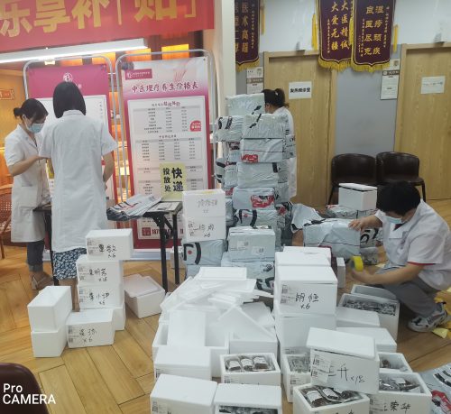诚顺和中医馆工作人员加班加点,将中药包细心稳妥地包装在保温箱里一会就要快递啦