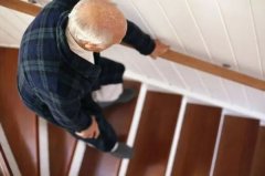 为什么上下楼的时候,总感觉腿脚发软?