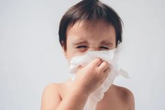 打不完的喷嚏，擤不完的鼻涕，鼻塞、流涕反反复复，到底是鼻炎还是感冒在作祟?